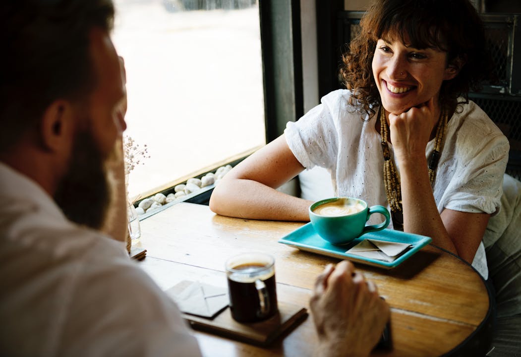 Enjoying coffee - The best time of the day to drink coffee as a student - Magnet.me blog en 