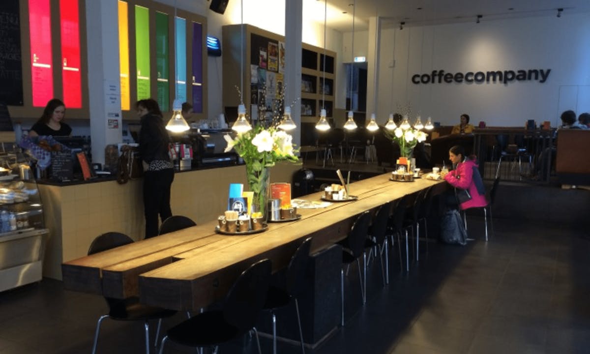 De Coffee Company is een goede studieplek in Groningen vanwege de vele stopcontacten en goede vibe.
